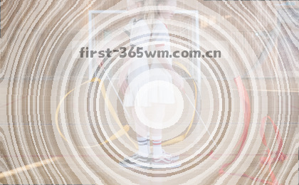 数据面板前，分析师手指划过淡蓝色折线图。